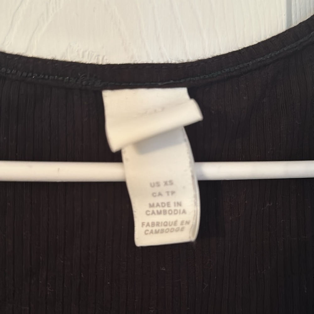 H&M Basic Top - Picture 2 of 2